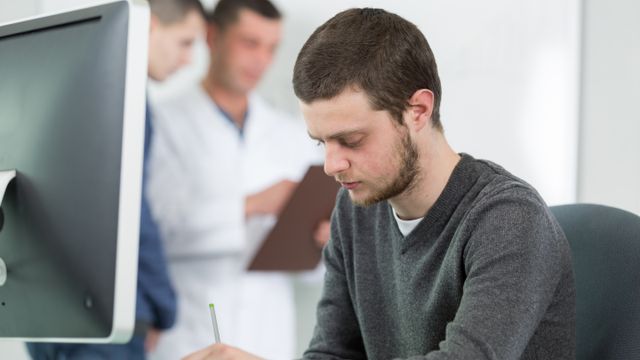 Nå kan chatbotene ta eksamen i norsk