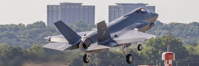 Illustrasjon av Tysklands første F-35 la ut på sin jomfrutur