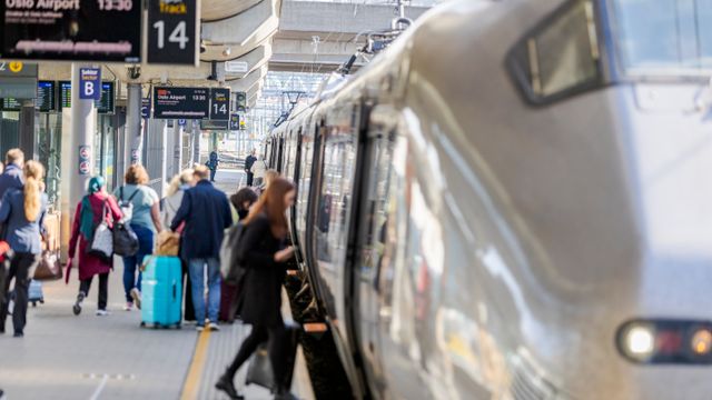 Høyre vil stanse sammenslåingen av Flytoget og Vy