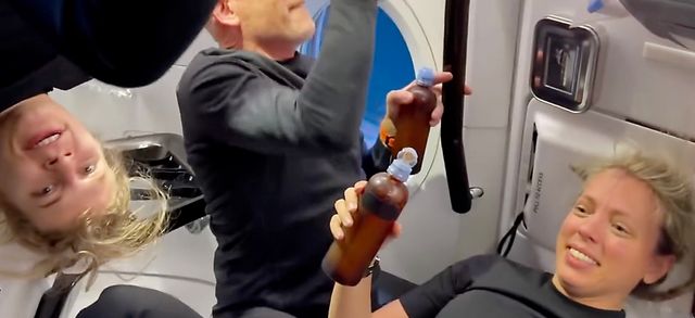 Her flyr norske Jannicke vektløs i rommet