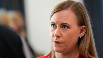 Illustrasjon av Island ser til Norge i spørsmål om aldersgrense i sosiale medier