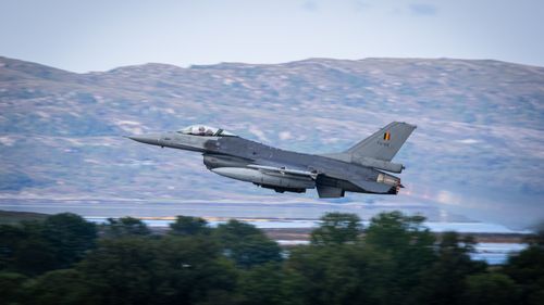 Illustrasjon av Skal endelig sende F-16-fly til Ukraina