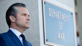 Illustrasjon av Anthropic varsler søksmål etter Pentagon-utestengelse – OpenAI inngår Pentagon-avtale