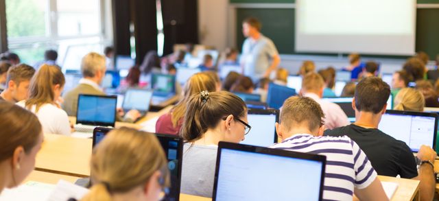 Med tre servere kunne de styre tiden på alle datamaskiner i Albania