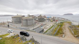 Illustrasjon av Bellona anmelder Equinor for farlige arbeidsforhold på Melkøya