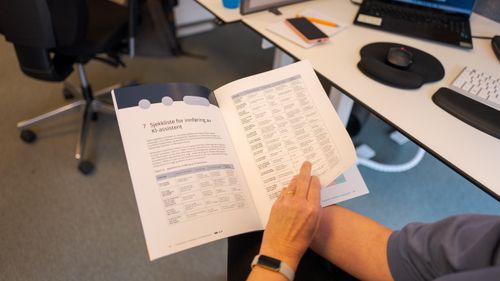 Illustrasjon av Å publisere en veileder i papir-, PDF- eller Word-format føles veldig bakpå