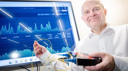Illustrasjon av Beskytter fibernettet – ved å bruke fiber som mikrofon