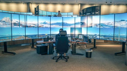 Illustrasjon av Nå kan én person kontrollere to lufthavner 