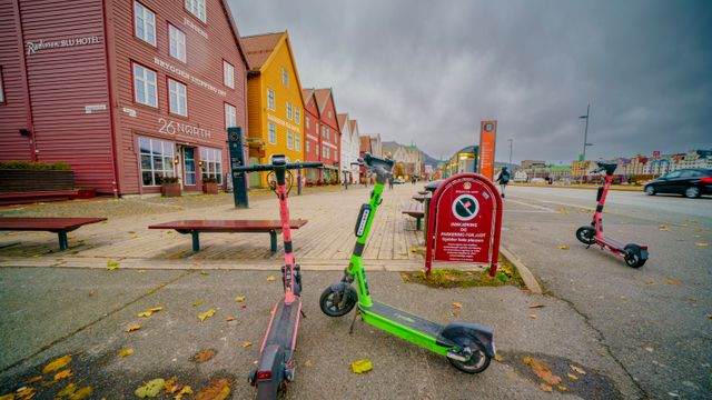 Feilparkerte elsparkesykler gir millioner i kommunekassa i Bergen