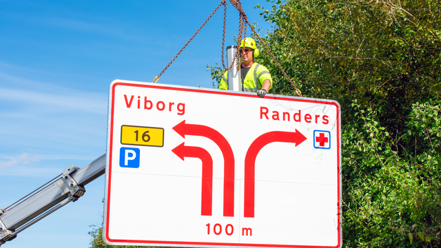 Prøver ut veiskilt i hamp