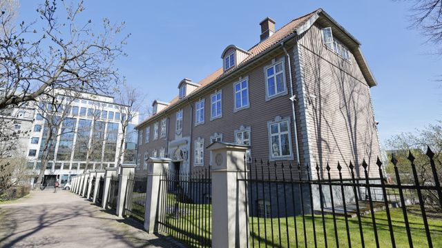 Siktet Forsvarsmateriell-leder har roller i firma som etaten bruker