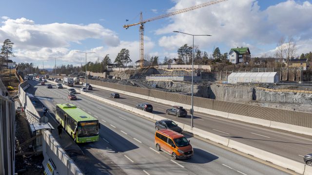 Fra lørdag får elbiler igjen bruke kollektivfeltet på E18 vest for Oslo