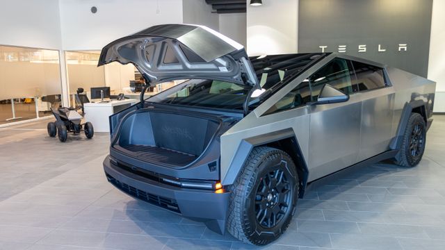Importør har fått norske skilt på Tesla Cybertruck: – Uten tvil bilen som har gitt mest oppmerksomhet