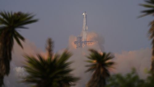 Illustrasjon av SpaceX mistet kontrollen med rakett under prøveoppskyting