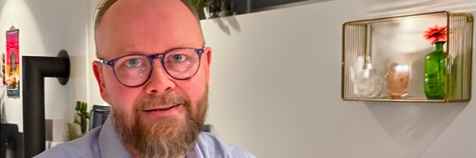 Illustrasjon av «Det brenner på dass» – men det er stille fra norske tek-miljøer