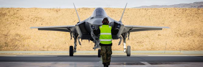 Norske teknikere utfører vedlikehold på amerikanernes F-35