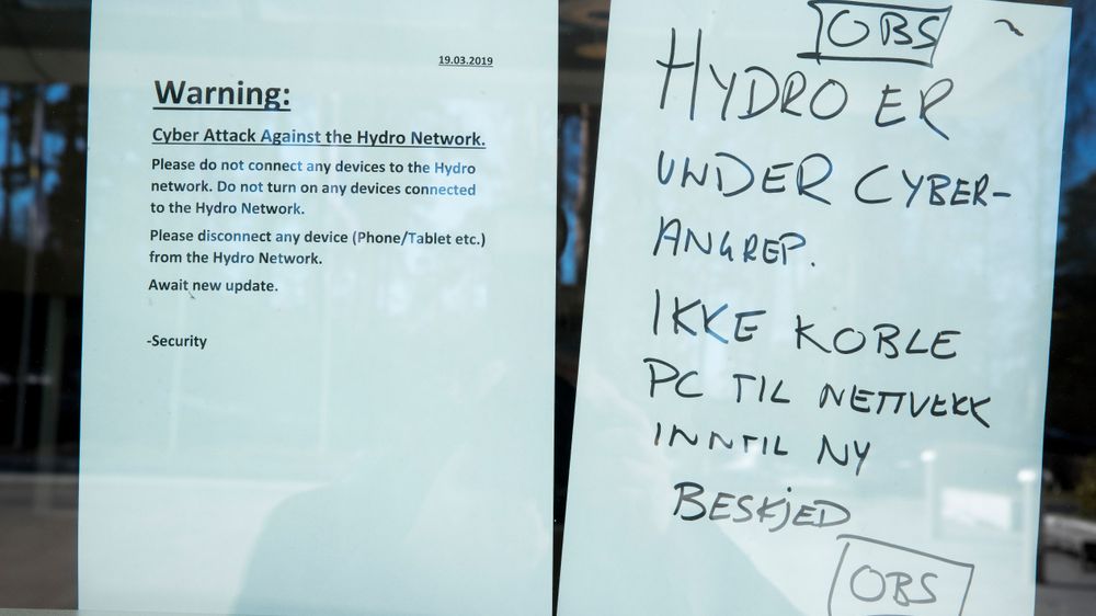 Illustrasjon av Politiet løp med harddisker over gata