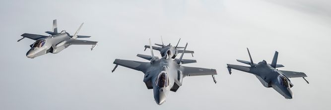 Illustrasjon av Flere tusen soldater og kampfly i Missing man-formasjon skal hedre kong Harald