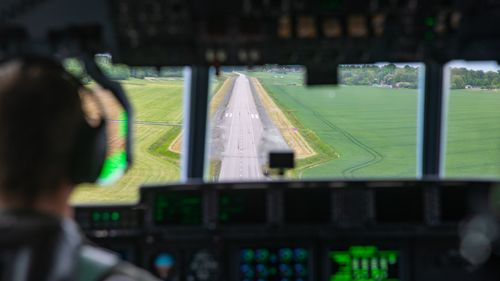 Illustrasjon av Norsk Hercules-fly landet for første gang på en vei
