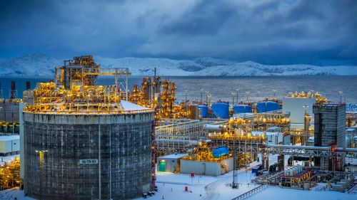 Illustrasjon av Ber Aasland holde liv i gasskraftverket på Melkøya