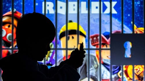 Illustrasjon av ChatGPT, Reddit og Roblox ilegges ekstra strenge regler av EU