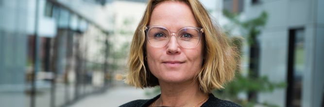 Illustrasjon av Henter 49 sommerstudenter mens faste sitter på benken