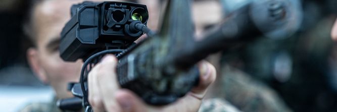 Illustrasjon av Krig er i endring. Det kommer til uttrykk på amerikanske rifler