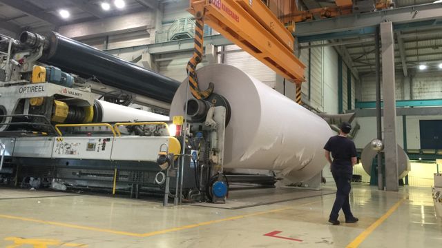 Norske Skog: Må stanse produksjonen i perioder med høye strømpriser