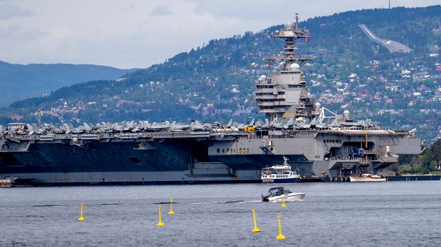 Omfattende ubåtjakt rundt amerikansk hangarskip i Norskehavet