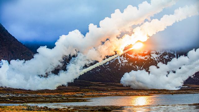 Valget er i en avgjørende fase: Amerikanere, sørkoreanere, tyskere og svensker vil levere langtrekkende presisjonsild til Norge