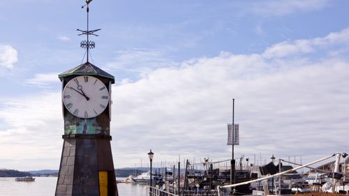 Illustrasjon av Skulle vi ikke slutte å stille klokka?