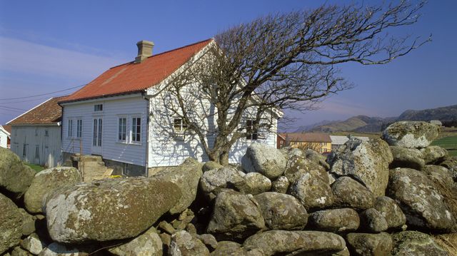 Man flytter ikke grunnmuren midt i stormen