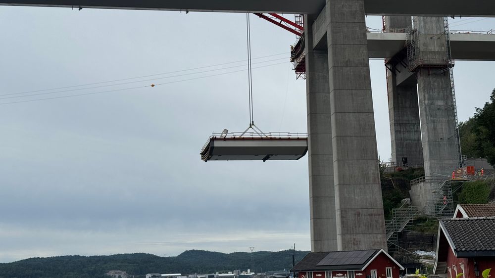 Illustrasjon av Brukte fem timer på 171 tonn tungt bruelement