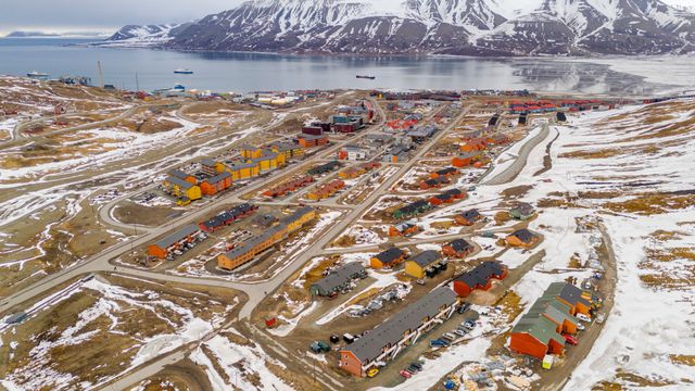Gruppe vil kjøpe omstridt Svalbard-eiendom for tre milliarder – næringsministeren reagerer