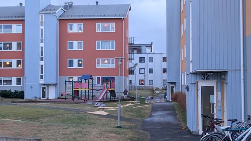 Illustrasjon av Telenor-topp maner til debatt om strømnettet etter uvær