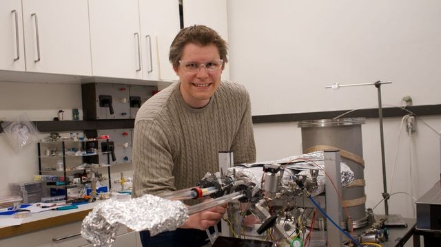 Kunstig intelligens bruker enormt med energi – materialforsker vil løse floken