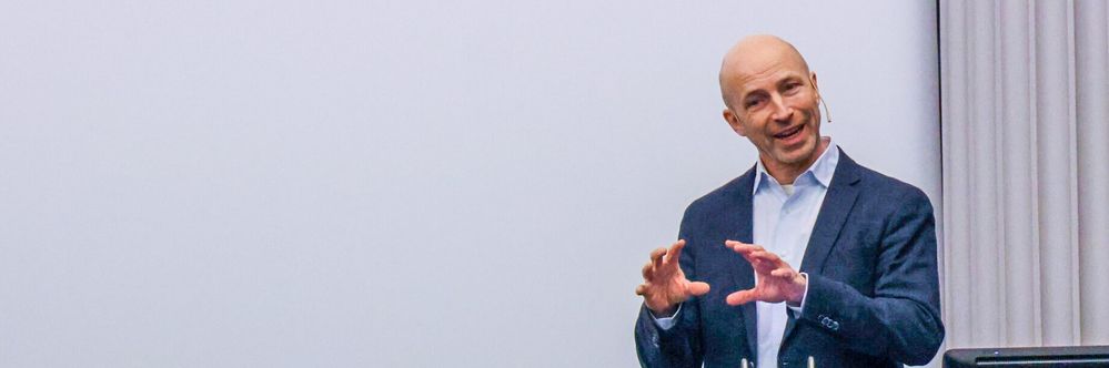 Illustrasjon av – KI vil kunne forklare pensum like godt som en underviser. Hvorfor skal studentene komme til oss?