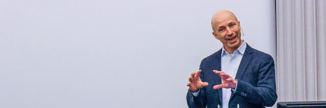 Illustrasjon av – KI vil kunne forklare pensum like godt som en underviser. Hvorfor skal studentene komme til oss?