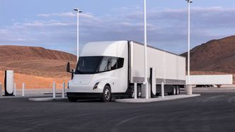 Illustrasjon av Ventet i ni år – flere har avbestilt Teslas lastebil