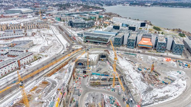 Uenige om hvem som skal ta regningen for forsinkelsene på Fornebubanen