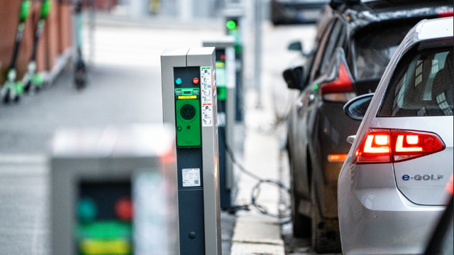 100 prosent elbilandel blant nybilene i 107 kommuner i 2025