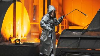 Illustrasjon av Utsetter vedtak om toll på jern­legeringer – igjen