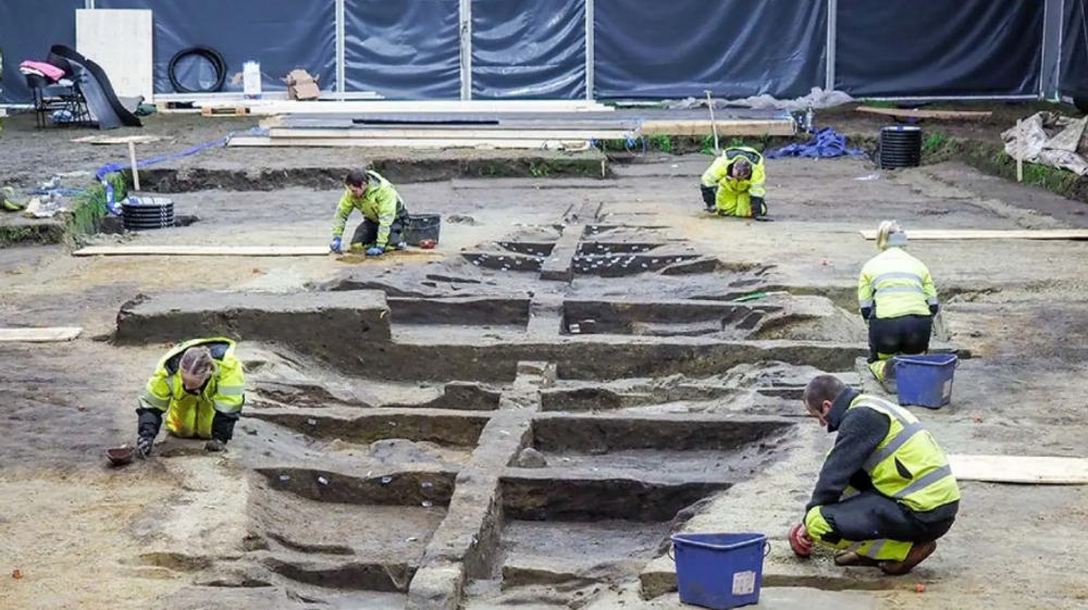 Illustrasjon av Redder nagle for nagle i forfallent vikingskip