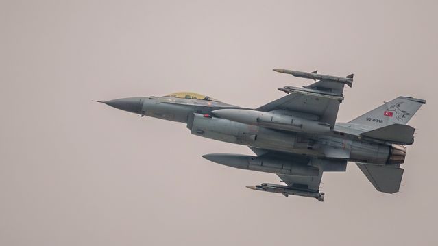 F-16-fly styrtet ved motorvei