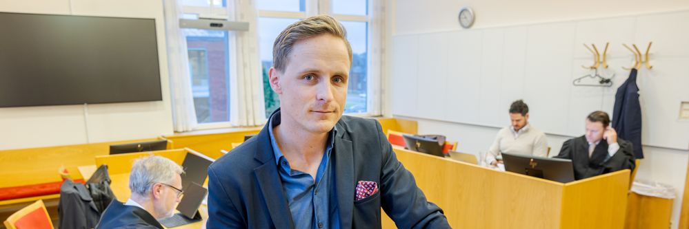 Illustrasjon av Konsulenthus krever ham for millioner