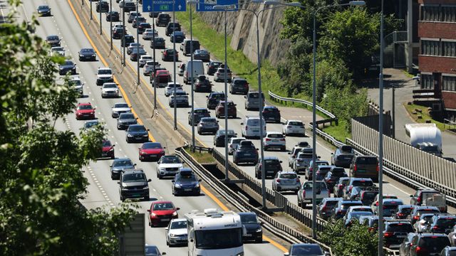 Nytt tiltak for å kutte køene – lastebilene får bruke bussfeltet
