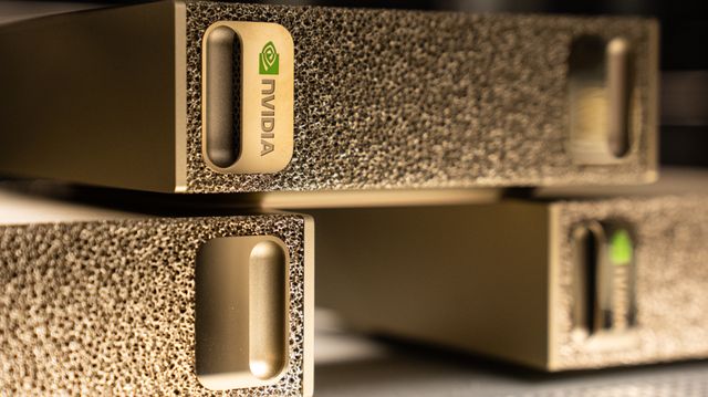 Tester minisupermaskin: − Galskap å sette den under pulten