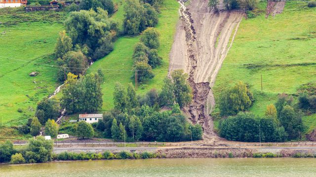 E6 i Ringebu stengt etter stort jordskred – omkjøringsveien er også satt ut av spill