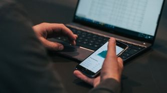 Illustrasjon av Varsler tilsyn mot norske mobilselskaper