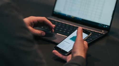 Illustrasjon av Varsler tilsyn mot norske mobil­selskaper